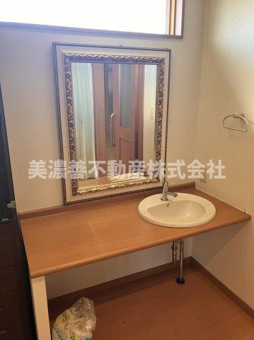 ６６３１３　岐阜市茜部野瀬中古戸建ての独立洗面台