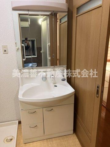 ６６３１３　岐阜市茜部野瀬中古戸建ての独立洗面台