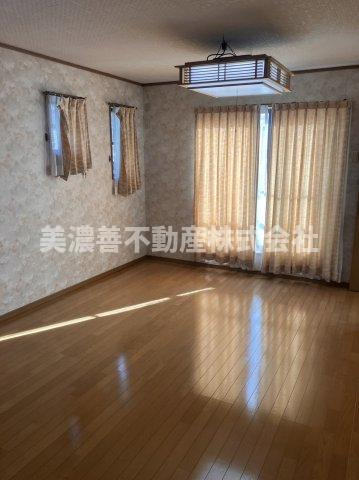 ６６３１３　岐阜市茜部野瀬中古戸建ての洋室