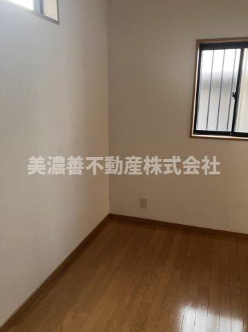 ６６３１３　岐阜市茜部野瀬中古戸建ての洋室
