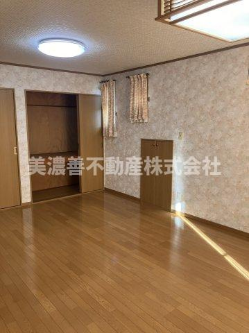 ６６３１３　岐阜市茜部野瀬中古戸建ての洋室