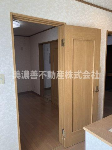 ６６３１３　岐阜市茜部野瀬中古戸建ての洋室