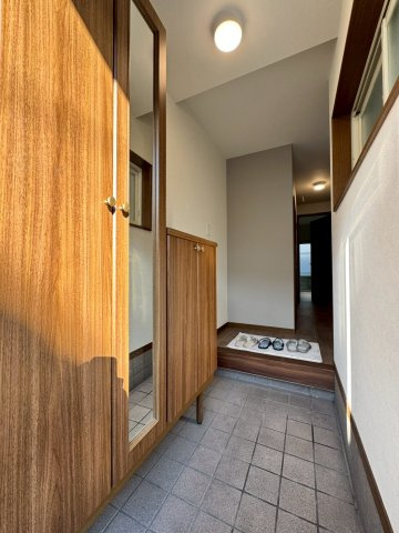 門真市四宮5丁目の玄関|身支度を整えるのに便利な全身鏡付きシューズボックスです！

