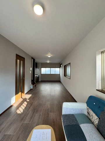 門真市四宮5丁目の居間・リビング|2階リビング。窓が多く明るく風通しの良いリビングです！
