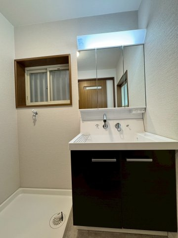 門真市四宮5丁目の独立洗面台|三面鏡を備えた洗面化粧台。シンプルで使いやすい洗面化粧台です。