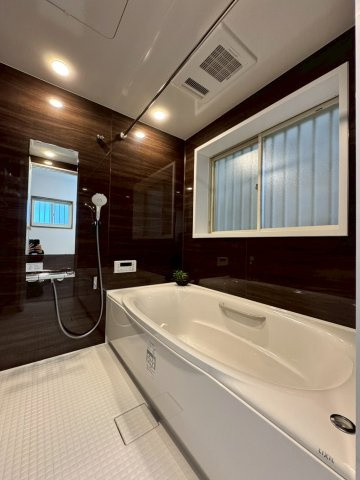 門真市四宮5丁目の浴室|ゆったり足を延ばしてくつろげる広さのある浴室です。
水回り類全て交換され気持ちよく生活がスタートできます。