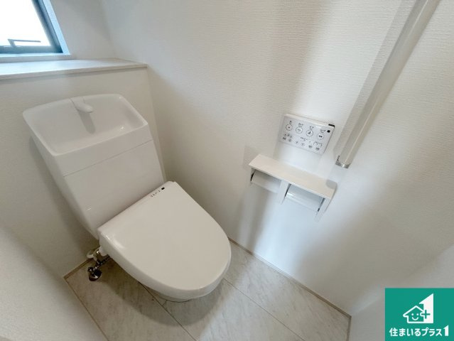 羽曳野市郡戸　新築一戸建てのトイレ|1・2階の2ヶ所にあるので、朝の忙しい時間の順番待ちもなく、深夜の利用にも大変便利です。