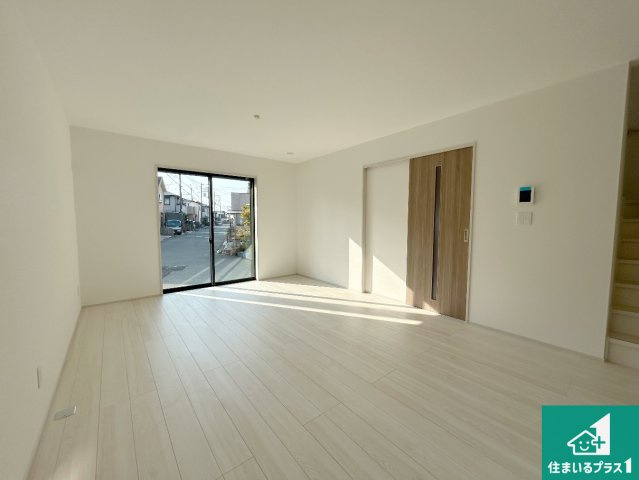 羽曳野市郡戸　新築一戸建ての居間・リビング|日当たり良好の明るいリビングで朝の目覚めもスッキリできそう！対面キッチンでご家族のコミュニケーションも自然と増える設計！小さなお子様が遊ぶスペースを作っても広々とくつろげるLDK！