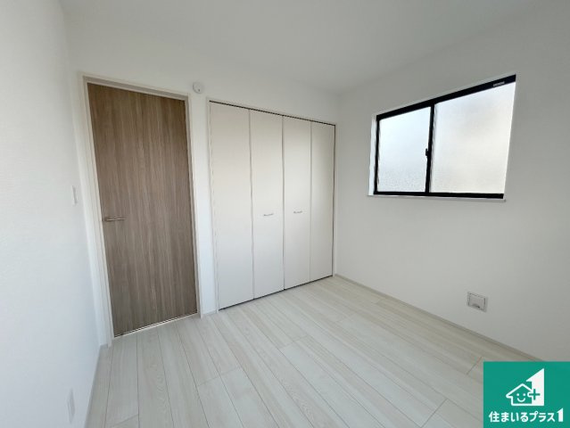 羽曳野市郡戸　新築一戸建ての洋室|シンプルな洋室は、自分好みのインテリアが楽しめます♪ご家族とインテリアや家具を選びに行くのは新築購入時の醍醐味の一つです。ぜひお楽しみください♪