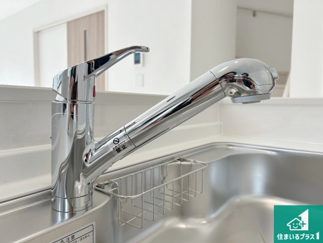 羽曳野市郡戸　新築一戸建ての設備|浄水器を内蔵！炊飯時、お茶を作る時に安心してお水を使えます！お湯と冷水、浄水と原水、シャワーの切替えもワンタッチです！