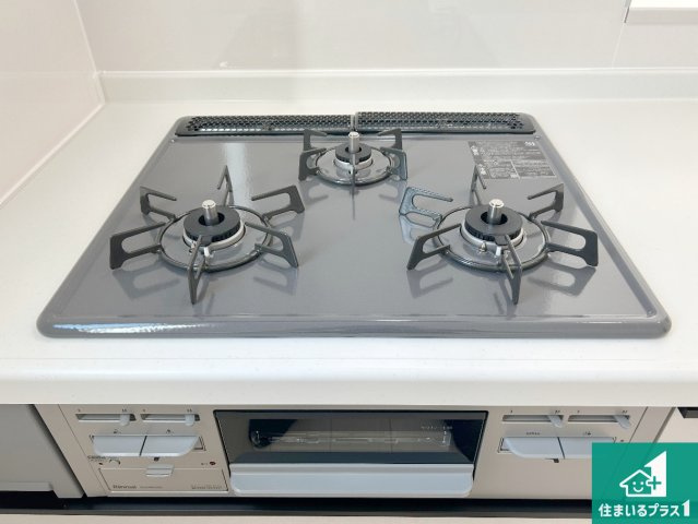 羽曳野市郡戸　新築一戸建ての設備|ダブル高火力Ｓｉセンサー付きコンロ！３口あるので、まとめて料理をする時も大活躍！