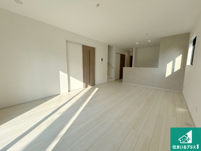 羽曳野市郡戸　新築一戸建ての居間・リビング|日当たり良好の明るいリビングで朝の目覚めもスッキリできそう！対面キッチンでご家族のコミュニケーションも自然と増える設計！小さなお子様が遊ぶスペースを作っても広々とくつろげるLDK！
