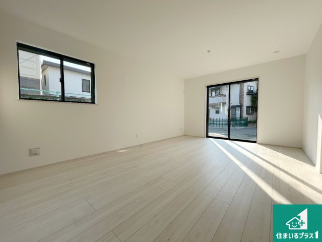 羽曳野市郡戸　新築一戸建ての居間・リビング|シンプルなリビングは、観葉植物等のインテリアを楽しめますね！パパ好みにも、ママ好みにも家具次第で雰囲気を変えることができます！