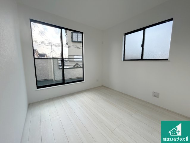 羽曳野市郡戸　新築一戸建ての洋室|シンプルな洋室は、自分好みのインテリアが楽しめます♪ご家族とインテリアや家具を選びに行くのは新築購入時の醍醐味の一つです。ぜひお楽しみください♪