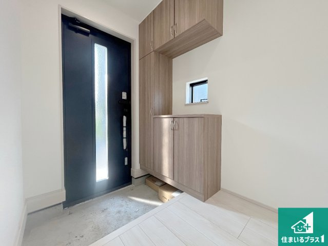 羽曳野市郡戸　新築一戸建ての玄関|シューズボックスにはたくさんの靴が収納できるので玄関周りはいつもスッキリ！ご家族が増えても安心！