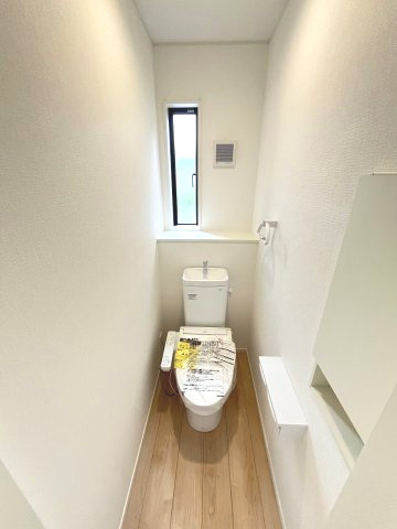 【内装】 | 福岡市東区雁の巣1丁目第12　1号棟（全2棟）【仲介手数料無料・0円】 | 施工例。2階にもトイレです。施工例は完成時と異なる場合があります。