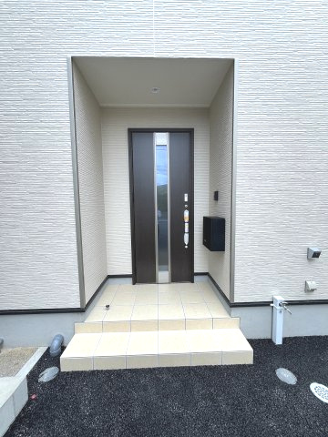 【玄関】 | 福岡市東区雁の巣1丁目第12　1号棟（全2棟）【仲介手数料無料・0円】 | 施工例。施工例は完成時と異なる場合があります。