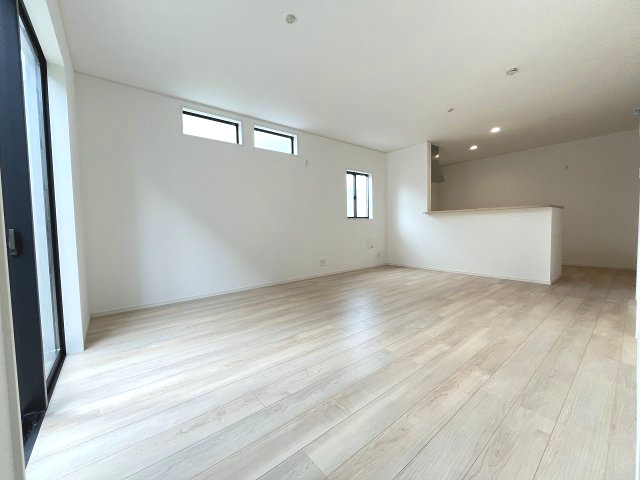 【内装】 | 福岡市東区雁の巣1丁目第12　1号棟（全2棟）【仲介手数料無料・0円】 | 施工例。リビングです。施工例は完成時と異なる場合があります。