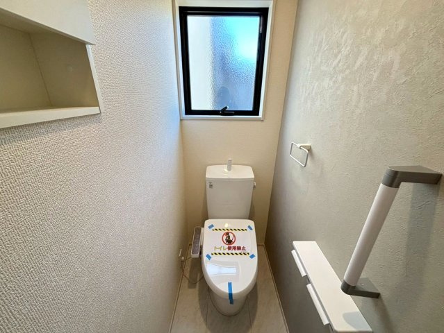 リーブルガーデン　安八郡安八町氷取第1　全2区画分譲のトイレ|超表面平滑加工とイオンパワーの「セフィオンテクト」加工で、汚れが付きにくく落ちやすい仕様で清潔です。
便器にフチがないので汚れが隠れて見えない部分がありません。お手入れがとってもラクラクです。