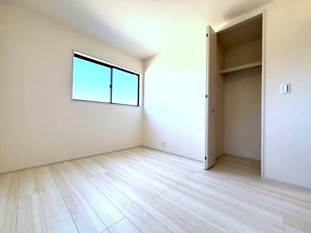 リーブルガーデン　安八郡安八町氷取第1　全2区画分譲の洋室|全居室にたっぷり収納できる大型クローゼット、居室部分の窓ガラスには間に空気層を設けたペアガラスを採用。
高い断熱性と共にガラス面の結露対策にも効果を発揮します。