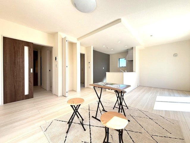 リーブルガーデン　安八郡安八町氷取第1　全2区画分譲の居間・リビング|明るい日差しをふんだんに取り込んだリビングダイニングは家族の笑顔につつまれた素敵な空間になります。
一建設の家は精度が高く丈夫な工法を採用し、「住宅トップランナー基準」に対応しています。
