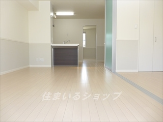 広島市安佐北区落合南３丁目のアパートの居間・リビング|人気の対面キッチン・エアコン付き