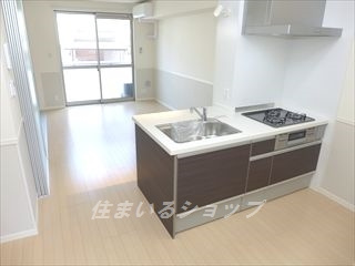 広島市安佐北区落合南３丁目のアパートのキッチン|３口ガスコンロ・グリル付きシステムキッチン