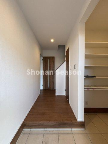 【玄関】 | 開放感のある玄関にはお履物がたっぷり入る「シューズボックス」を設置♪