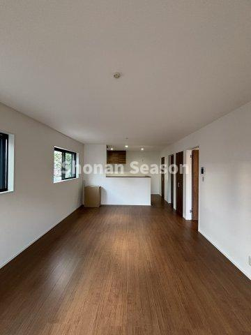 【居間・リビング】 | 家族や友人を招いてホームパーティーもできる開放的なリビング18帖！