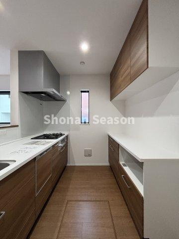 【キッチン】 | キッチン背面にカップボードを併設！
調理家電や食器類もたっぷり収納できます◎