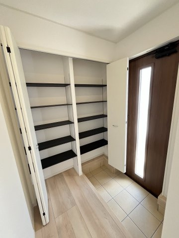 【玄関】 | 福岡市東区雁の巣1丁目第12　2号棟（全2棟）【仲介手数料無料・0円】 | 施工例。施工例は完成時と異なる場合があります。