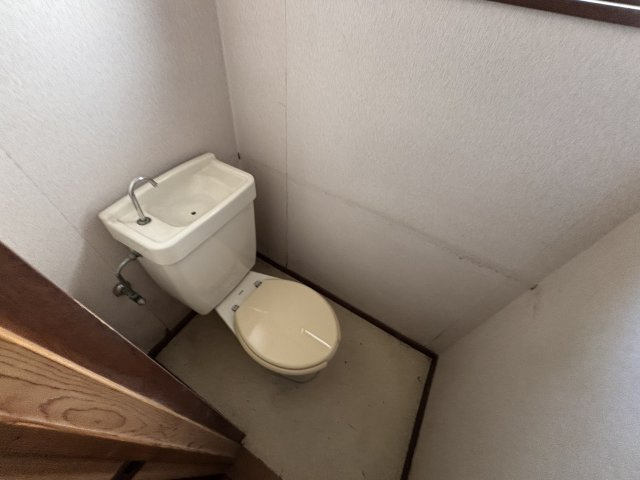 市川市真間５丁目　再建築不可中古戸建のトイレ