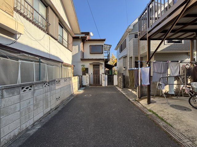 市川市真間５丁目　再建築不可中古戸建の前面道路含む現地写真