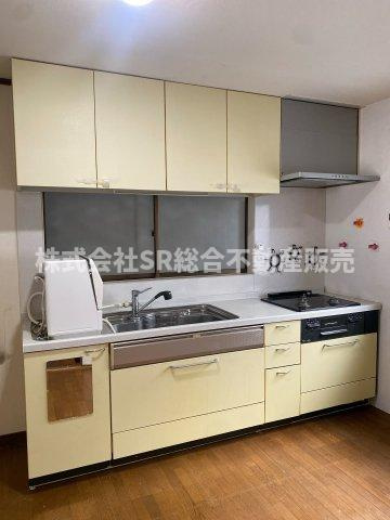 柏田本町中古戸建のキッチン|3口コンロ、グリル付きのシステムキッチンで快適にお料理できます！