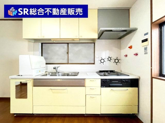 柏田本町中古戸建のキッチン|3口コンロ、グリル付きのシステムキッチンで快適にお料理できます！