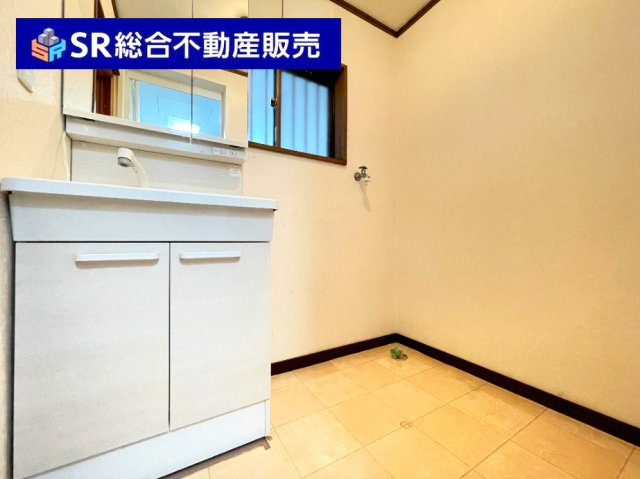 柏田本町中古戸建の脱衣所|独立洗面台、朝の身支度には欠かせません