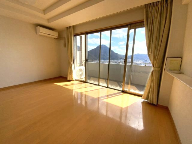 サーパス青葉町のキッチン|食洗機付きです！家事の時間短縮に繋がります！
カウンターキッチンなのでリビングや和室にいるご家族を会話をしながらお料理が楽しめます！