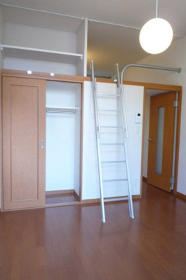 【居間・リビング】 | レオパレスアフロディーテ | クローゼットやロフトなど収納たっぷりのお部屋です