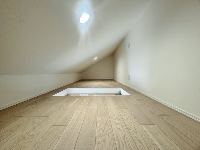 練馬区向山2丁目 全3棟 A号棟の収納|各棟グルニエ付です
季節物の収納などに便利です
2階洋室から出入りできます(A号棟)