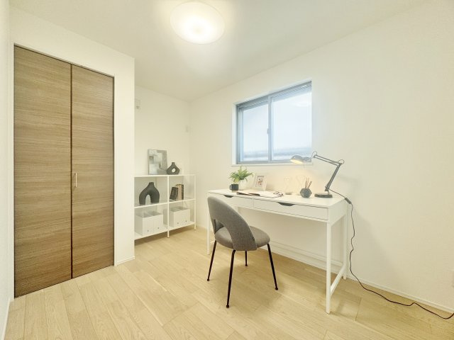 練馬区向山3丁目 全3棟 A号棟の洋室|1階4.3帖洋室
お子様部屋の他、書斎や趣味のお部屋としても多目的にお使いいただけます(A号棟)