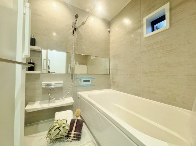 練馬区向山2丁目 全3棟 A号棟の浴室|足を伸ばしてゆったりとご入浴いただける一坪タイプのユニットバス
お子様とのご入浴も快適な広さです(A号棟)