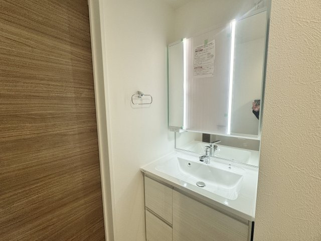 練馬区向山3丁目 全3棟 A号棟の洗面所|明るく清潔感溢れる洗面スペース　
毎日使う場所だからこそ、快適な空間となっております
(A号棟)