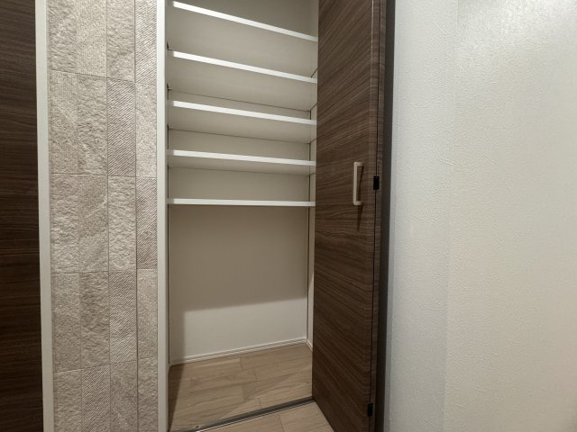 練馬区向山3丁目 全3棟 A号棟の洗面所|洗面室にはリネンや洗剤のストックに便利なリネン庫がございます
(A号棟)