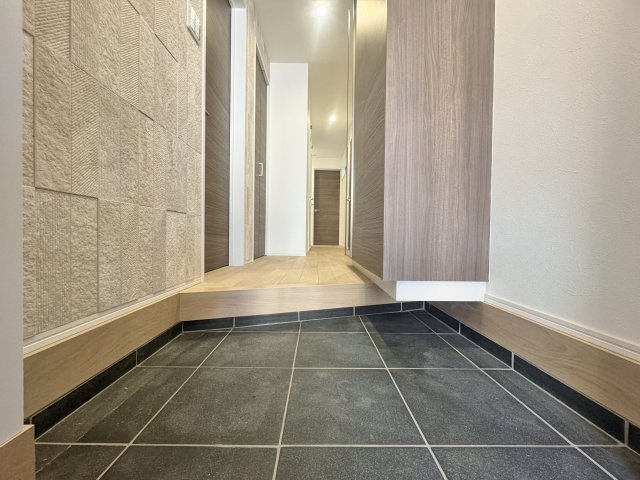 練馬区向山2丁目 全3棟 A号棟の玄関|玄関ホール壁面にはエコカラットを施して重厚感を演出
広々とし開放感溢れる空間です(A号棟)