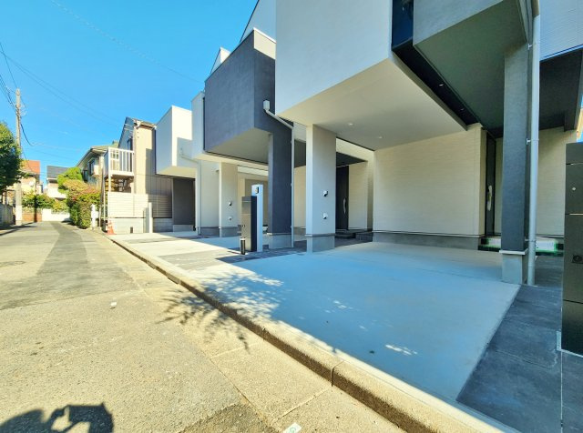 練馬区向山3丁目 全3棟 A号棟の駐車場|全棟ビルトインガレージ付
大切な愛車を雨や風から守ります
雨の日も濡れずにお車から乗降りできます