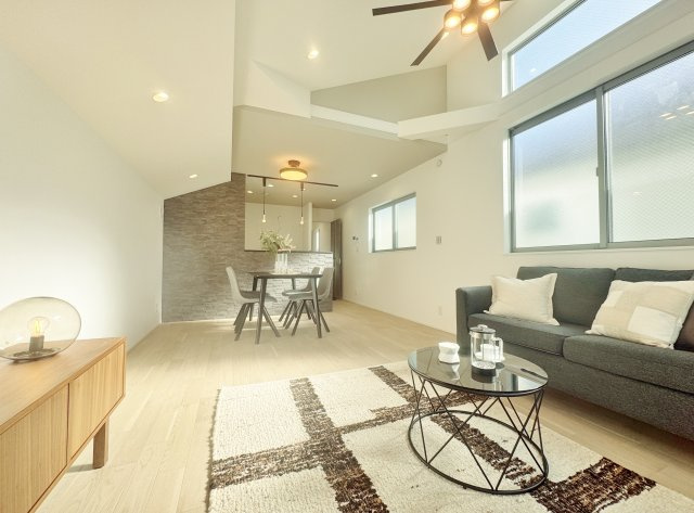 練馬区向山3丁目 全3棟 A号棟の居間・リビング|デザイン性が高くお洒落なLDK
ご家族との憩いの空間は広々と設計いたしました(A号棟)