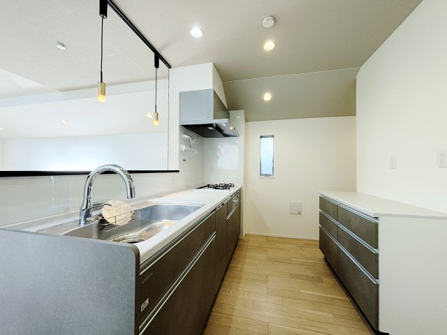 練馬区向山2丁目 全3棟 A号棟のキッチン|お食事の準備をしながらご家族との会話を楽しめる人気の対面式システムキッチン♪♪
大容量の収納スペースはスライドタイプで出し入れしやすく大きな鍋などもラクに取り出せます(A号棟)