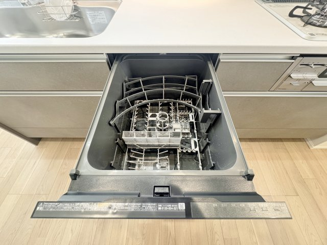 練馬区向山2丁目 全3棟 A号棟のキッチン|食後の片づけに便利な食器洗乾燥機が標準装備です 時間が有効活用でき、節水にもなります