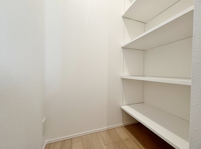 練馬区向山2丁目 全3棟 A号棟の収納|ミネラルウォーターや調味料など、まとめ買いしても置き場所の心配がいりません
育ちざかりのお子様を持つママにとっても嬉しいスペースです(A号棟)