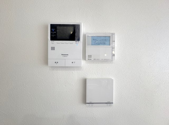 練馬区向山2丁目 全3棟 A号棟の設備|空気を汚さずに足元から暖かい床暖房が標準装備です 小さなお子様にも安心の暖房設備です
インターホンの映像で来訪者の声と顔を確認後鍵を解錠することができるTVモニター付きインターホン完備